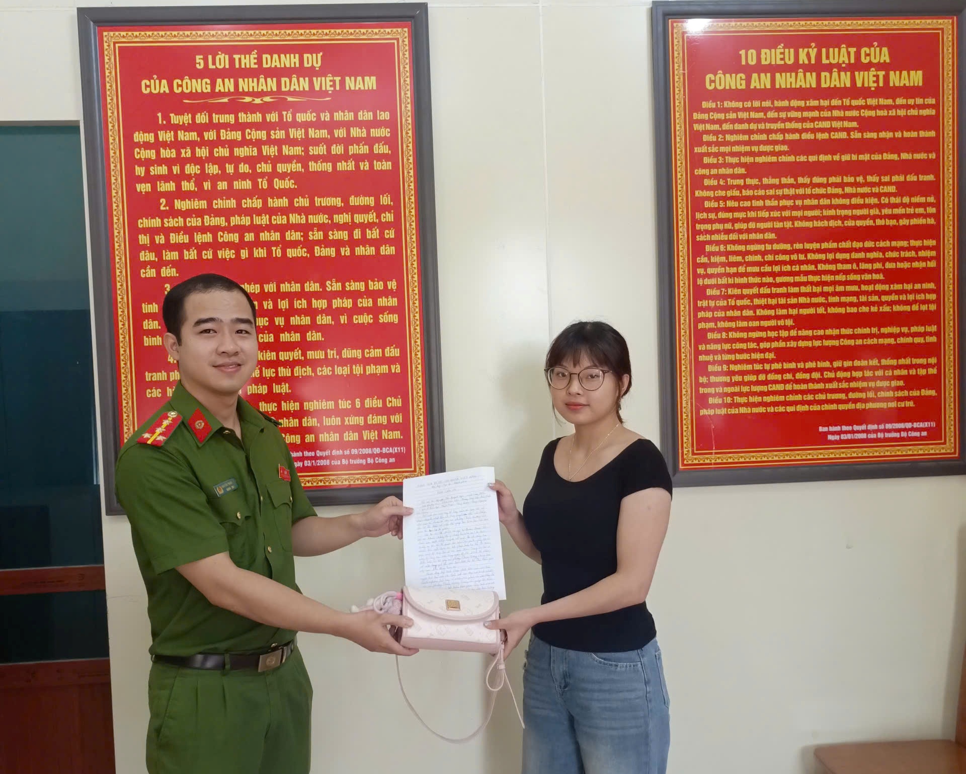 Công an phường Thiên Hương nhận thư cảm ơn của công dân vì đã giúp tìm lại tài sản bị thất lạc
